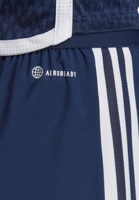 Marineblaue Sportshorts mit weißen Akzenten, ausgestattet mit dem AEROREADY-Logo. Hergestellt aus glattem Stoff, mit einem strukturierten Bund und drei weißen Streifen.