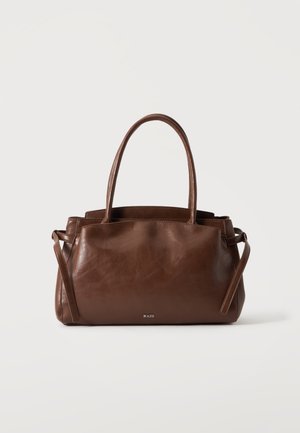 Sac à main en cuir marron avec deux poignées et une bandoulière amovible sur fond blanc, petit logo RAID au centre avant.