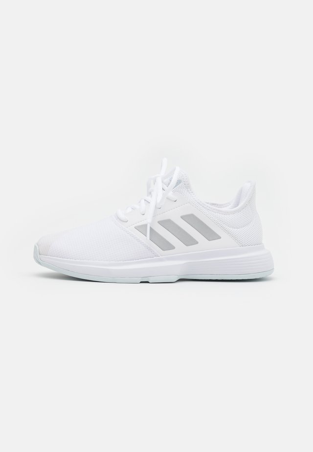 GAMECOURT - Kengät kaikille alustoille - footwear white/silver metallic/half blue