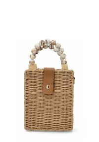 Bolso de paja tejido con forma rectangular, correa de cuero color tostado y un mango de cuentas hecho de cuentas de mármol crema y marrón.