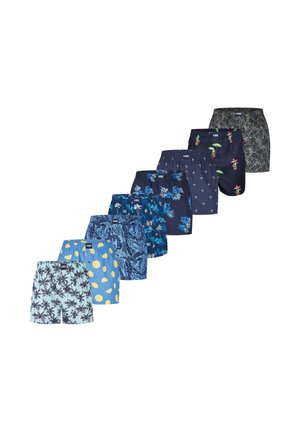 Neun Paar Herren-Badeshorts in verschiedenen Blautönen und Mustern, einschließlich Palmen, Zitronen, Blumen und tropischen Motiven.