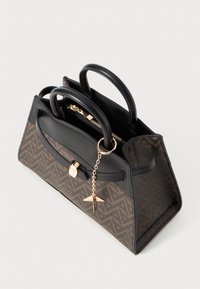Sac à main en cuir noir avec un motif géométrique marron, poignées doubles, quincaillerie dorée et un accent de chaîne décorative. Compartiment principal zippé.