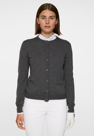 Cardigan gris foncé avec un col rond, des boutons à l'avant et des manches longues. Texture en tricot avec des accents blancs contrastants aux poignets et à l'ourlet.