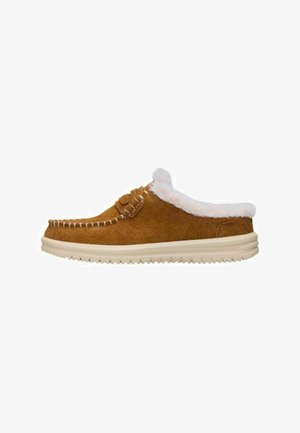 Zapatilla de ante marrón con forro de piel sintética blanca, detalle de costuras y suela flexible color crema. Diseño de espalda abierta para facilitar el uso.