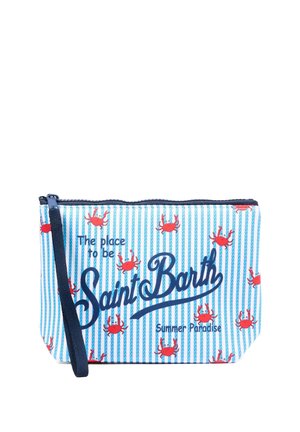 Pochette à rayures bleues et blanches avec motifs de crabes rouges, sangle de poignet marine et texte « The place to be Saint Barth Summer Paradise » en police bleue.