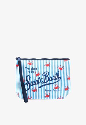 Borsetta a righe blu e bianche con motivi di granchi rossi, cinturino da polso blu navy e testo "The place to be Saint Barth Summer Paradise" in caratteri blu.
