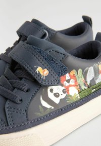 Next Wide Fit Touch Fastening Trainers - Scarpe primi passi - navy character
