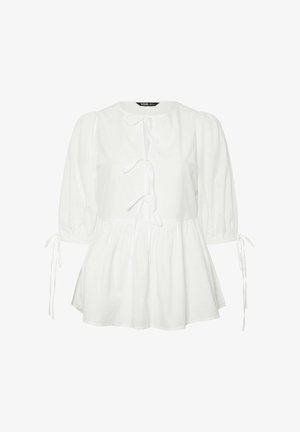 Valkoinen pörröhihaisissa puserossa on kevyt kangas, pyöreä pääntie, etuosan nauhat, ja joustavat hihansuut; kerätty peplum-vyötärö.