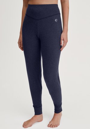 Pantaloni da attività blu navy in morbido tessuto testurizzato, con vita alta, gambe affusolate e un piccolo logo sull'anca sinistra.
