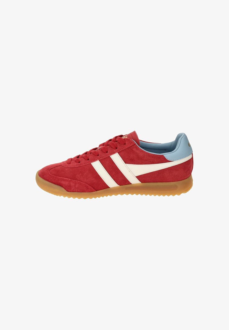 Rote Wildledersneaker mit weißen Streifen, blauen Akzenten an der Ferse und einer Gummisohle. Verfügt über ein niedriges Profil und ein schnürbares Design.