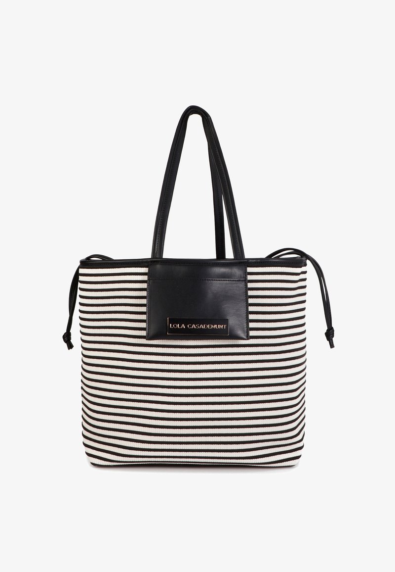 Borsa tote a righe in bianco e nero, realizzata in tessuto intrecciato con dettagli in pelle, dotata di due manici e una tasca frontale con logo.
