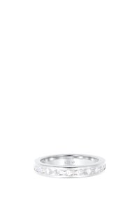 Anello in argento sterling con una fila di cristalli chiari quadrati e rettangolari montati su una fascia liscia con una finitura lucida.