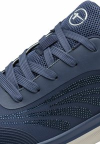 Scarpa da ginnastica navy con tomaia sintetica testurizzata, dettagli in rete e sovrapposizioni lisce. Presenta una lavorazione intricata simile a perline lungo il lato.