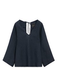 Námořnicky modrá proužkovaná halenka se širokými dlouhými rukávy, výstřihem do V a zavazováním vzadu u krku.