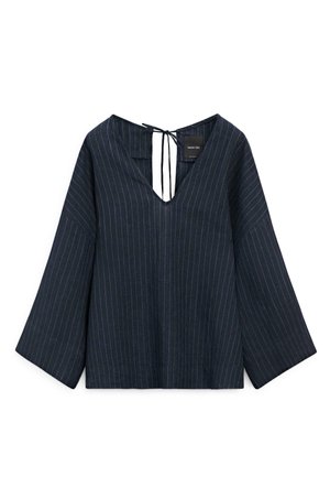 Granatowa bluzka w cienkie paski z szerokimi, długimi rękawami, dekoltem w serek i wiązaniem z tyłu przy szyi.