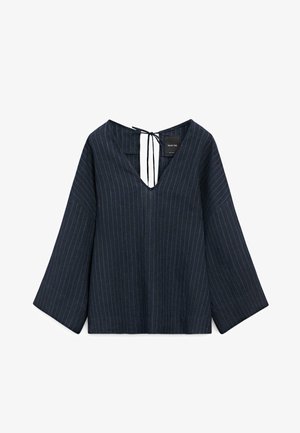 Blusa blu navy a righe sottili con maniche lunghe e larghe, scollo a V e chiusura con fiocco sul retro del collo.