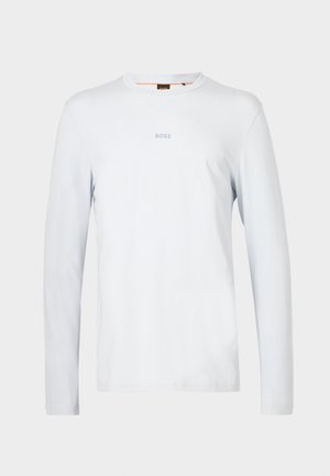 Gaiši zila garām piedurknēm krekls no mīksta kokvilnas, ar apaļu kakla izgriezumu un mazu gaišu "BOSS" logo uz krūtīm.