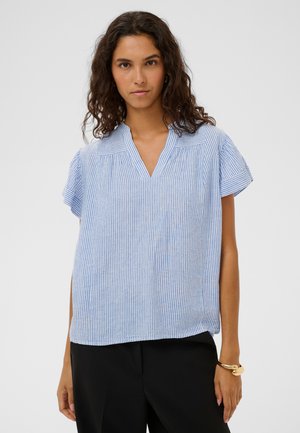 Niebiesko-biała bluzka w prążki z krótkim rękawem, dekoltem w serek, lekkim materiałem i delikatnymi plisowaniami z przodu.