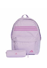 Paarse stoffen rugzak met een ronde vorm, voorzien van roze strepen en een voorzak met rits. Inclusief een bijpassende oprolbare pouch.