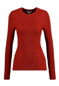 Rode geribbelde trui met lange mouwen en een ronde halslijn. Heeft decoratieve knopen langs de zijnnaad. Zachte brei-textuur.