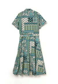 Midi šaty s krátkým rukávem a páskem v pase, s patchworkovým květinovým a geometrickým vzorem v zelených, modrých a krémových tónech.