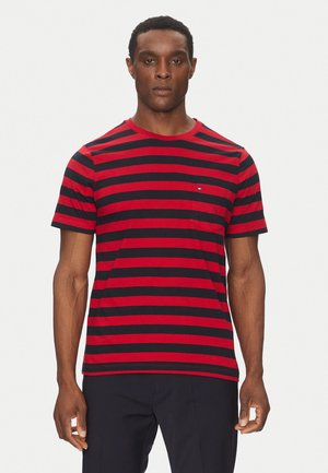 T-shirt a maniche corte a righe rosse e nere, con colletto tondo, realizzato in un tessuto dalla texture liscia, con un piccolo logo del brand sul petto.