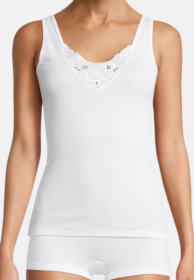 Hvid tanktop med v-udskæring og blomsterlacedetaljer ved udskæringen. Lavet af blødt stof, har den tynde skulderstropper.