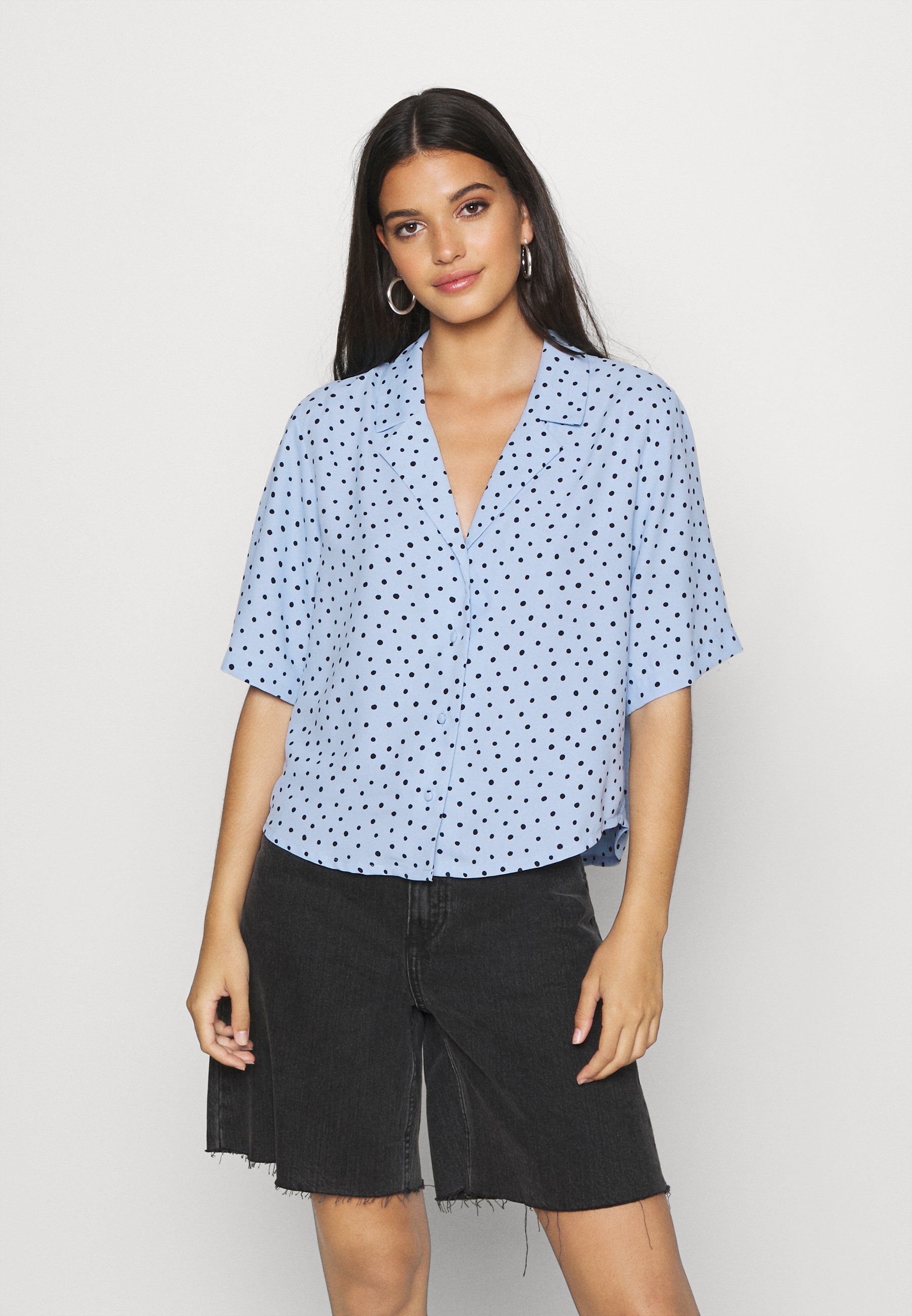 Monki TANI BLOUSE Skjorte blue lightlyseblå Zalando.no Monki TANNY BLOUSE Skjorte windoflower Zalando.no