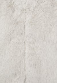 Hvid imiteret pelskvalitet med en blød, fluffy tekstur. Har en subtil glans og et ensartet langt hårmønster. Kanter er let børstede.