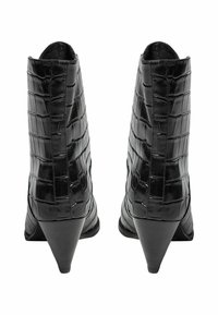 Čierne členkové čižmy s krokodílim vzorom, špicatou špičkou a kužeľovitým podpätkom. Vysoký lesk zdôrazňuje hmatateľné detaily.