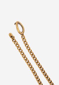 Bronzen ketting met ovale sluiting en een gladde textuur. Kenmerkt zich door in elkaar grijpende schakels en een gepolijste afwerking. Elke schakel is rond en uniform.