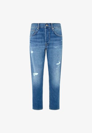 Jasnoniebieskie dżinsy o prostych nogawkach, z przetarciami, średnim stanem i klasycznym pięciopunkowym stylem.