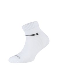 Białe skarpetki sięgające kostki z żebrowanym mankietem, dwoma czarnymi paskami i gładką teksturą z logo nadrukowanym na podeszwie.