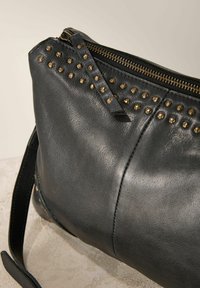 Next STUDDED - Skuldertasker - black
