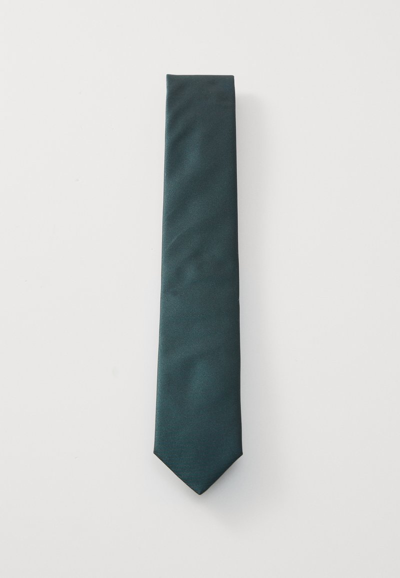 Cravate bleu-vert avec une finition lisse et légèrement texturée. Forme étroite avec une pointe, suspendue droite contre un fond blanc.