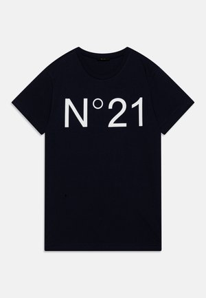 T-shirt nera a maniche corte con scollo a girocollo e grande scritta bianca "N°21" stampata sul petto.