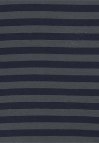 Námořnická a šedá pruhovaná tričko vyrobené z bavlny. Má malé logo v dolním rohu a rovnoměrné horizontální pruhy po celém povrchu.