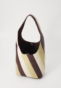 Τσάντα ώμου με φαρδύ λουρί, διακοσμημένη με διαγώνιες ρίγες σε καφέ, κρέμα και ανοιχτό κίτρινο, ανοιχτή κορυφή με κλείσιμο από κουμπί σνάπ.