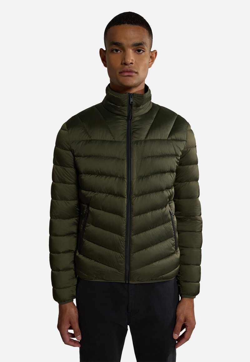 Giacca puffa verde oliva con colletto alto, cuciture orizzontali, zip frontale e tasche laterali. Tessuto leggero con una finitura liscia.