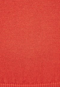 Jednobarevná úpletová tkanina z korálků s jemnou texturou, se srovnaným stehem a mírným pružením. Žádné viditelné vzory nebo akcenty.