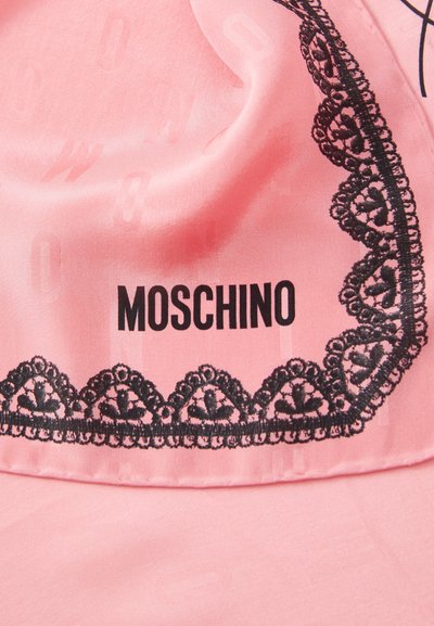 Rosa Seidenschal mit schwarzem Spitzebesatz und dem Text "MOSCHINO" in fetter, schwarzer Schrift. Glatte Textur mit subtilen Mustern.