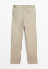Béžové kalhoty s přímými nohavicemi, s poutky na pásek a dvěma zadními kapsami, zobrazené na bílém pozadí.