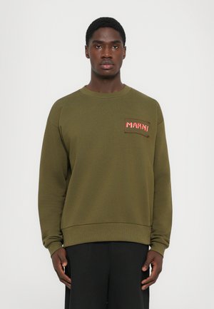 Olivgrüner Sweatshirt mit Rundhalsausschnitt, gerippten Bündchen und einer aufgesetzten Tasche, die den Markennamen "MARNI" in rotem Stich zeigt.