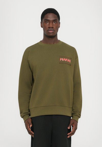 Olivgrüner Sweatshirt mit Rundhalsausschnitt, gerippten Bündchen und einer aufgesetzten Tasche, die den Markennamen "MARNI" in rotem Stich zeigt.