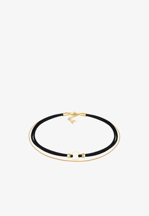 Schwarzes Wildleder- und goldfarbenes Halsband, das aus zwei geschichteten Strängen besteht, einer dünnen goldenen Kette und einem größeren schwarzen Wildlederband, mit einem runden goldenen Akzent.