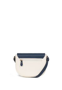 Borsa realizzata con un corpo crema e un pannello superiore blu navy, dotata di una tasca con zip e di una tracolla regolabile. Texture liscia, forma arrotondata.
