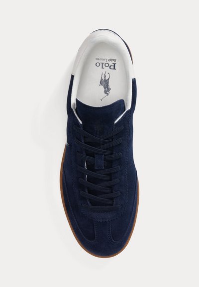 Tmavomodrá semišová teniska s čiernymi šnúrkami, hnedou podrážkou a bielym vnútrom s logom Polo Ralph Lauren a grafikou jazdca na koni.