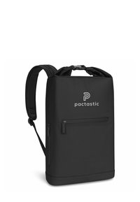 Zaino rettangolare nero realizzato in materiale resistente, con spallacci imbottiti, maniglia superiore e tasca frontale con zip. Logo stampato sul davanti.