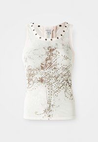 Top fără mâneci, de culoare deschisă, cu modele decorative aurii și accente cu cuie în jurul gâtului. Textură de material neted și moale.