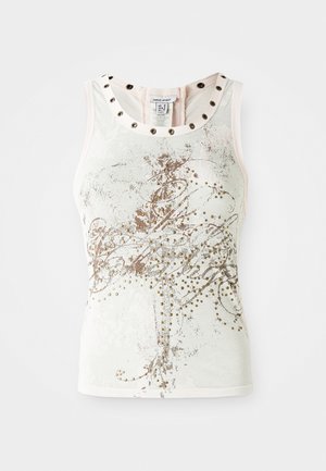 Mouwloos lichtgekleurde tanktop met decoratieve gouden patronen en studaccenten rond de halslijn. Glad, zacht stoffen textuur.